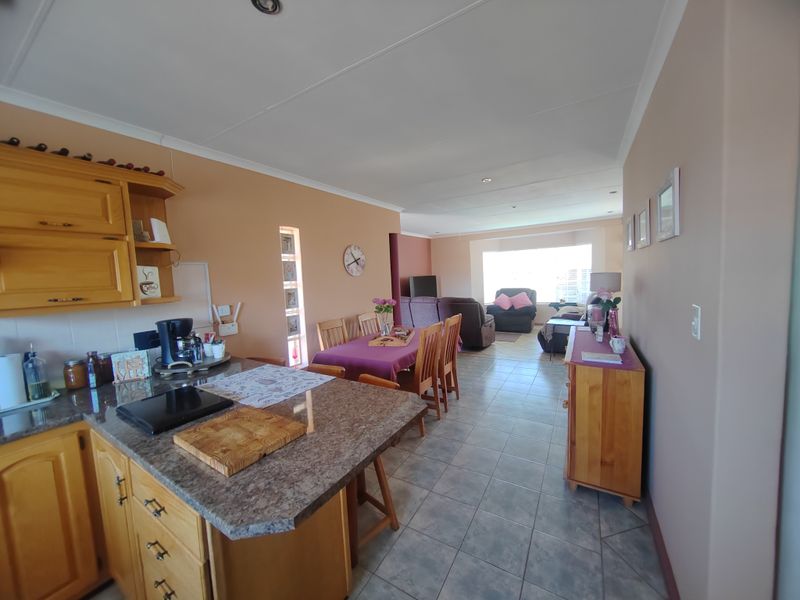 Beautiful 3 bedroom with a sparkling pool in Sunair Park,Brakpan - Photo 10