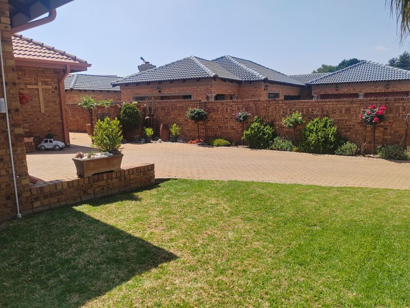 Beautiful 3 bedroom with a sparkling pool in Sunair Park,Brakpan - Photo 9