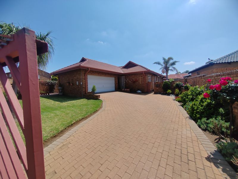 Beautiful 3 bedroom with a sparkling pool in Sunair Park,Brakpan - Photo 6