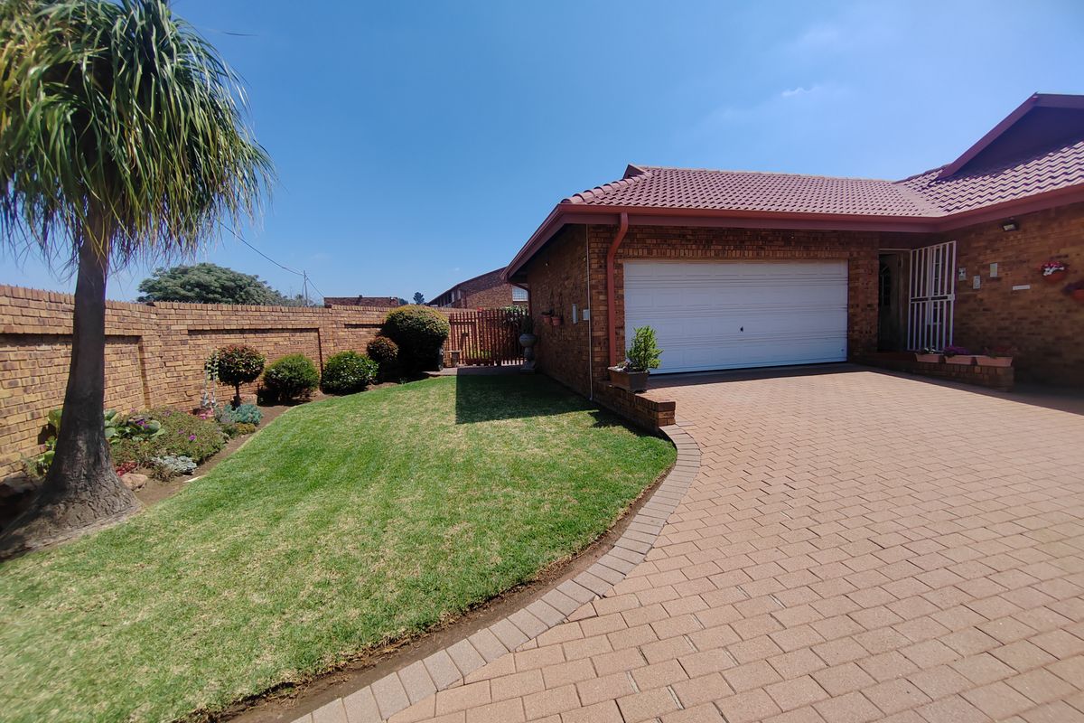 Beautiful 3 bedroom with a sparkling pool in Sunair Park,Brakpan - Photo 4