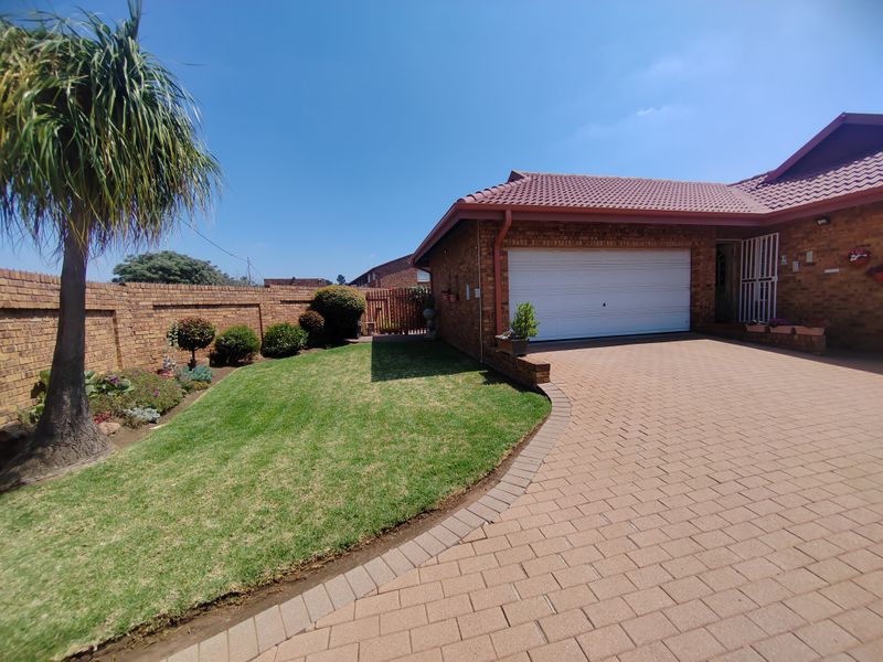 Beautiful 3 bedroom with a sparkling pool in Sunair Park,Brakpan - Photo 4
