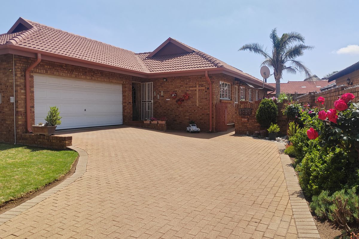 Beautiful 3 bedroom with a sparkling pool in Sunair Park,Brakpan - Photo 5