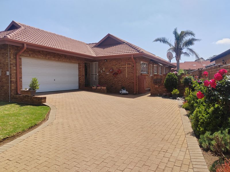 Beautiful 3 bedroom with a sparkling pool in Sunair Park,Brakpan - Photo 5