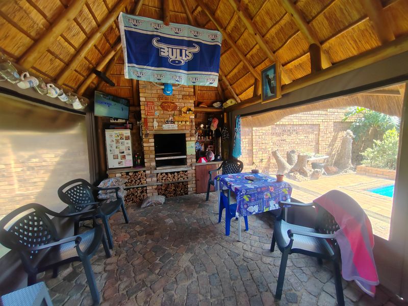 Beautiful 3 bedroom with a sparkling pool in Sunair Park,Brakpan - Photo 3