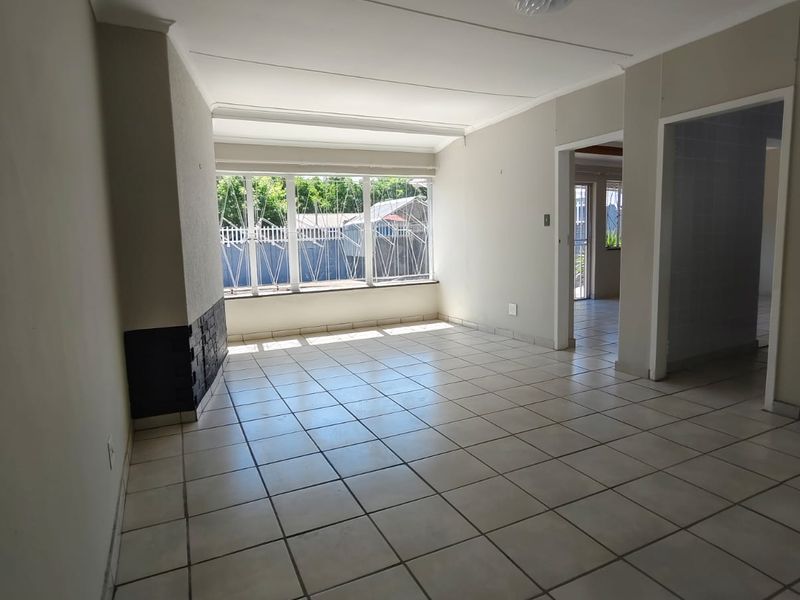 Stunning 3 bedroom family home with Pool for rental!! - Photo 8