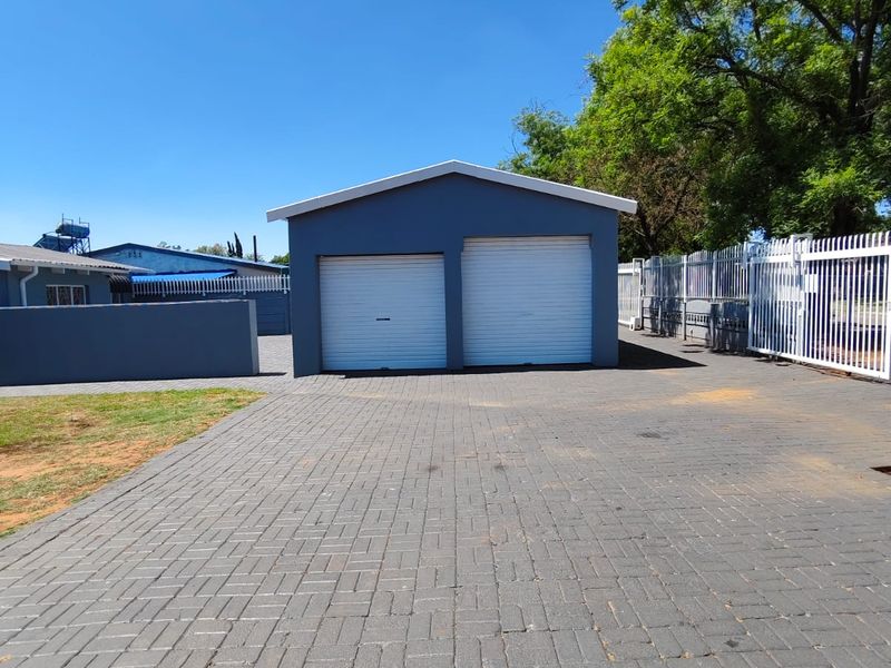 Stunning 3 bedroom family home with Pool for rental!! - Photo 2