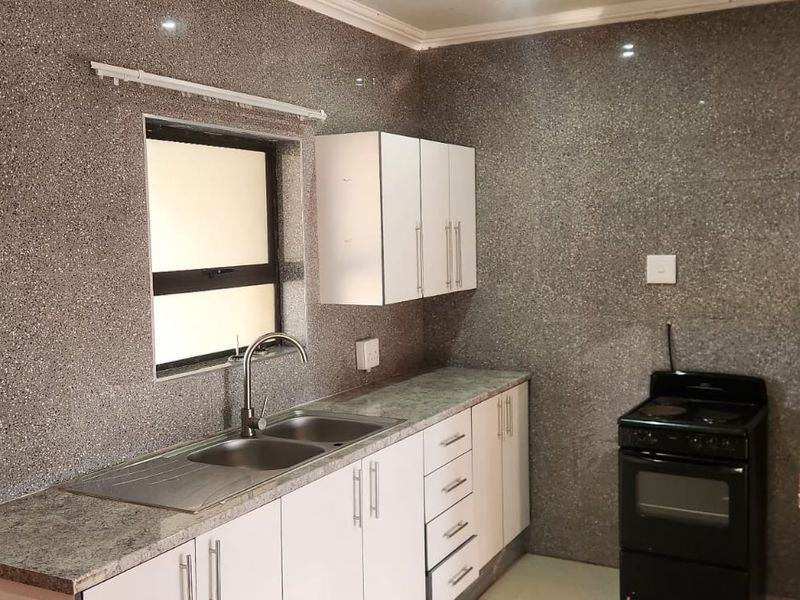 Renovated 3 bedroom house with 2 bedroom Flat in Rynsoord, Benoni - Photo 10