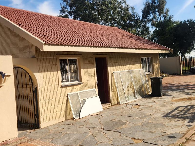 Renovated 3 bedroom house with 2 bedroom Flat in Rynsoord, Benoni - Photo 3