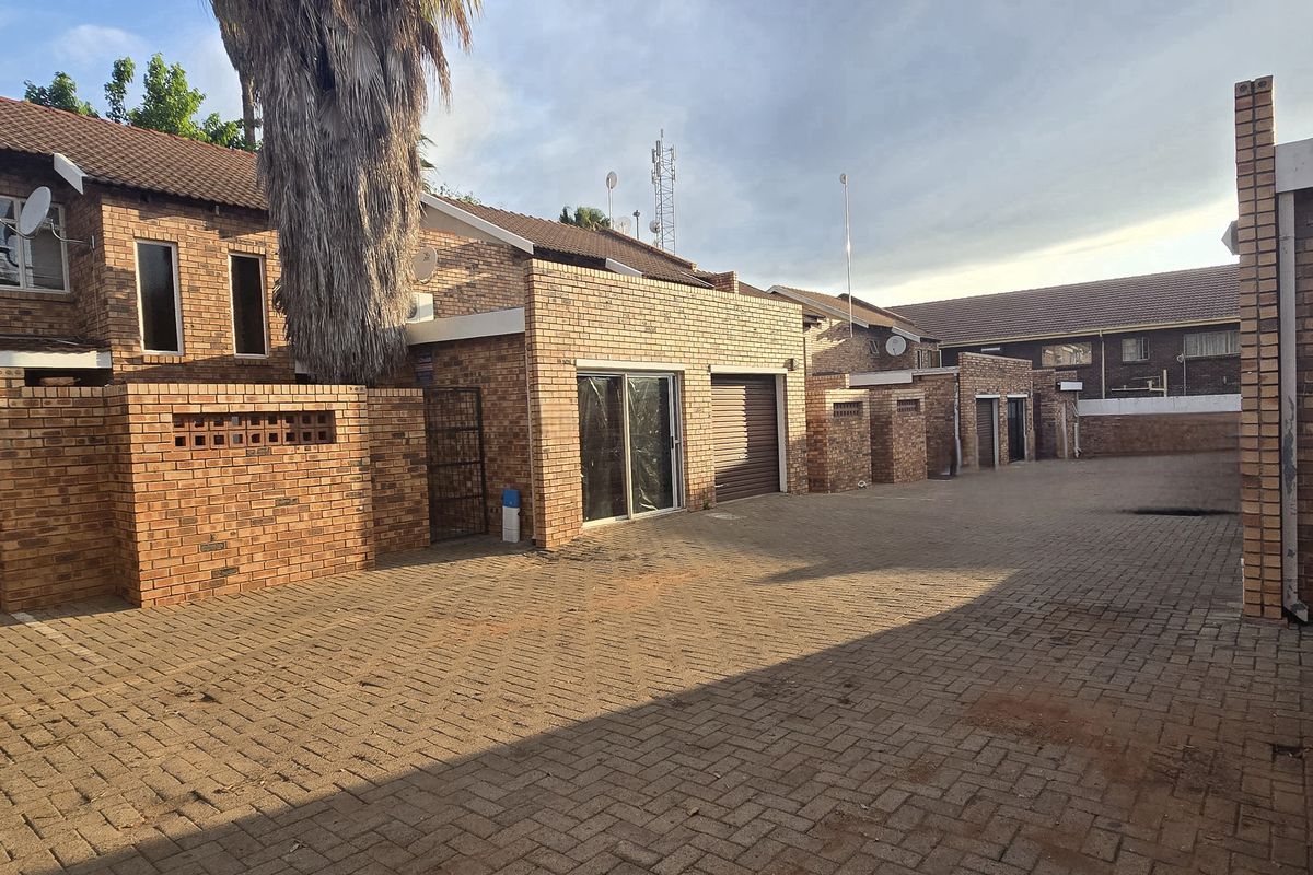 3 Bedroom Townhouse - Photo 2