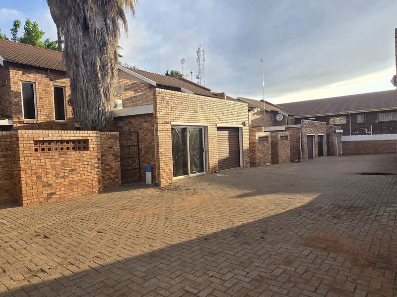 3 Bedroom Townhouse - Photo 2