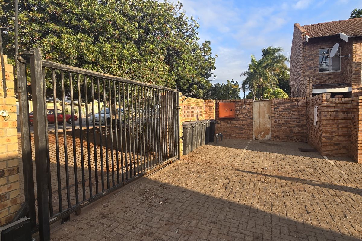 3 Bedroom Townhouse - Photo 3