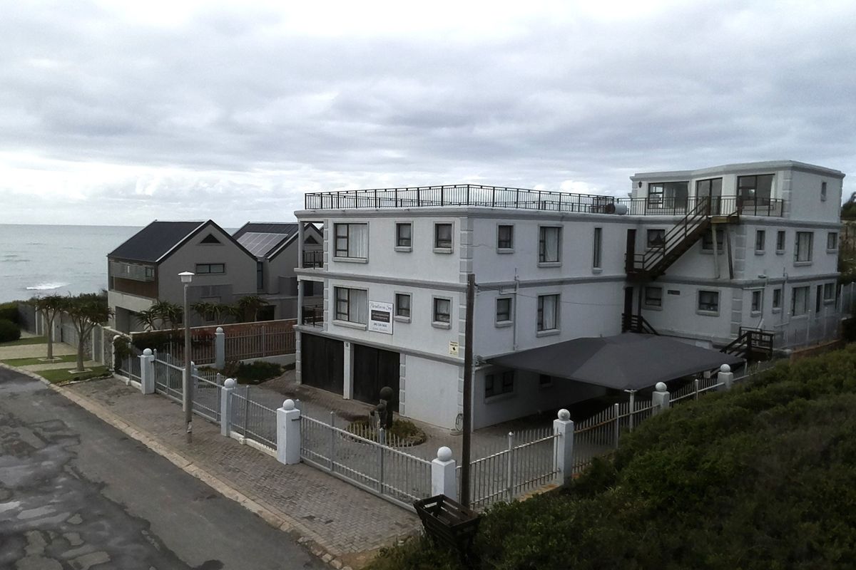 Spacious 12-Bedroom Beachside Home with Stunning Sea Views - Photo 2