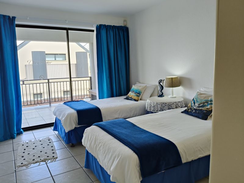 Spacious 12-Bedroom Beachside Home with Stunning Sea Views - Photo 9