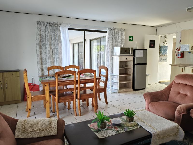 Spacious 12-Bedroom Beachside Home with Stunning Sea Views - Photo 5