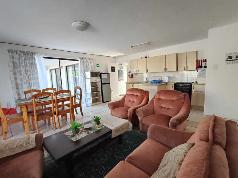 Spacious 12-Bedroom Beachside Home with Stunning Sea Views - Photo 6