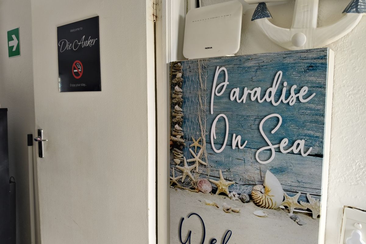 Spacious 12-Bedroom Beachside Home with Stunning Sea Views - Photo 4