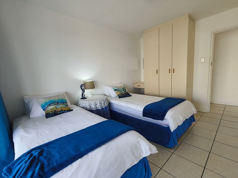 Spacious 12-Bedroom Beachside Home with Stunning Sea Views - Photo 10