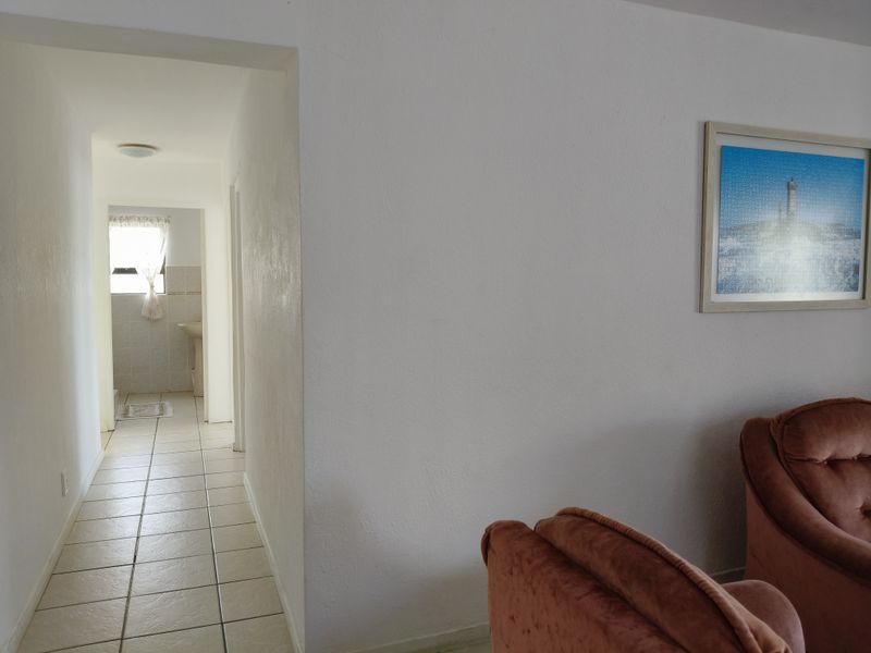 Spacious 12-Bedroom Beachside Home with Stunning Sea Views - Photo 8