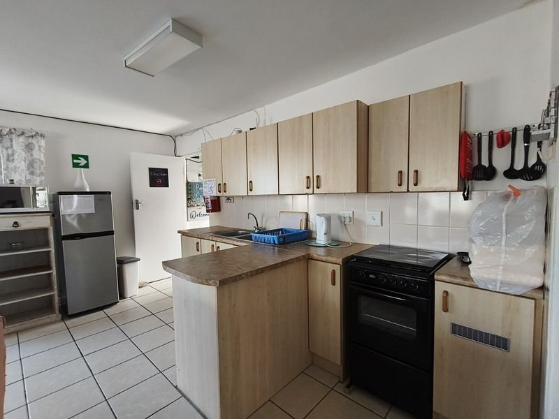 Spacious 12-Bedroom Beachside Home with Stunning Sea Views - Photo 7