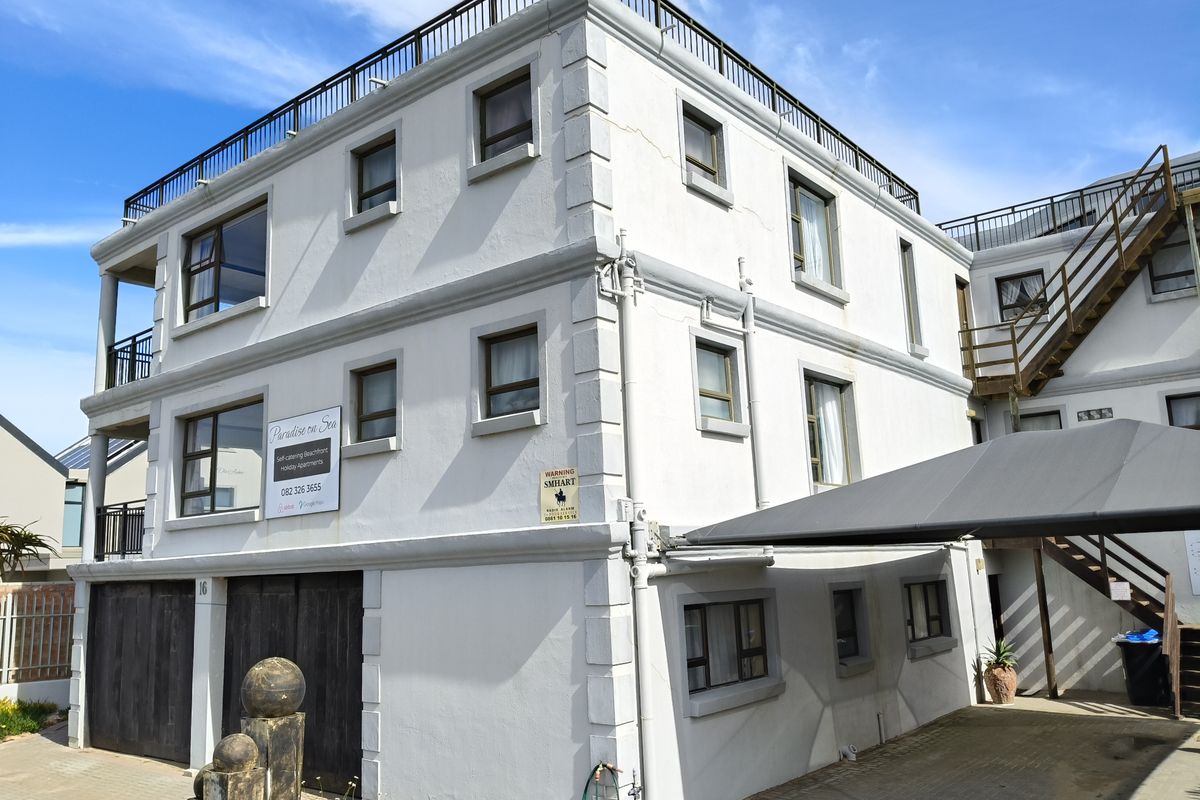 Spacious 12-Bedroom Beachside Home with Stunning Sea Views - Photo 3