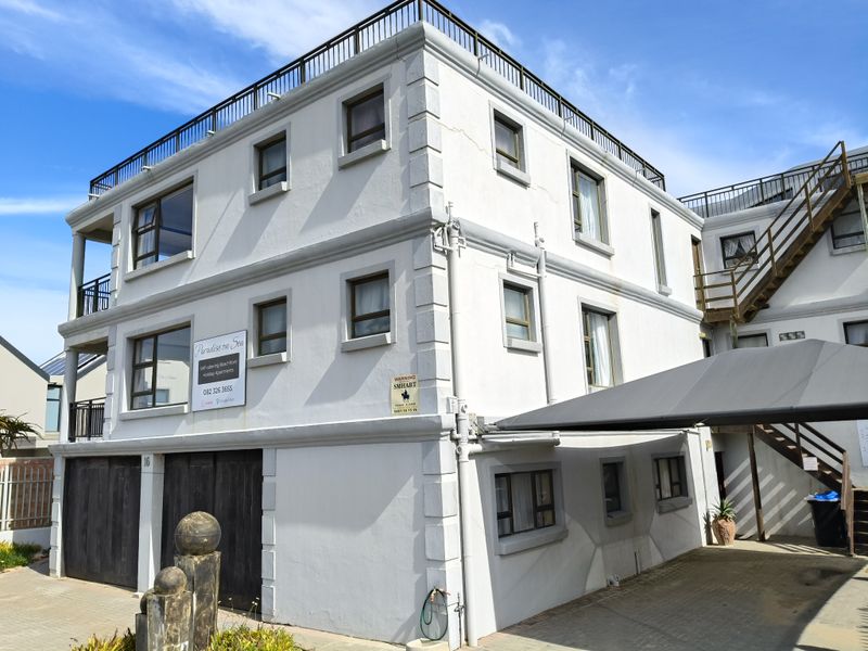 Spacious 12-Bedroom Beachside Home with Stunning Sea Views - Photo 3