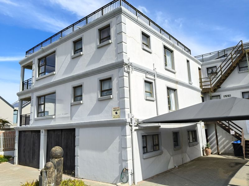 Spacious 12-Bedroom Beachside Home with Stunning Sea Views - Photo 2