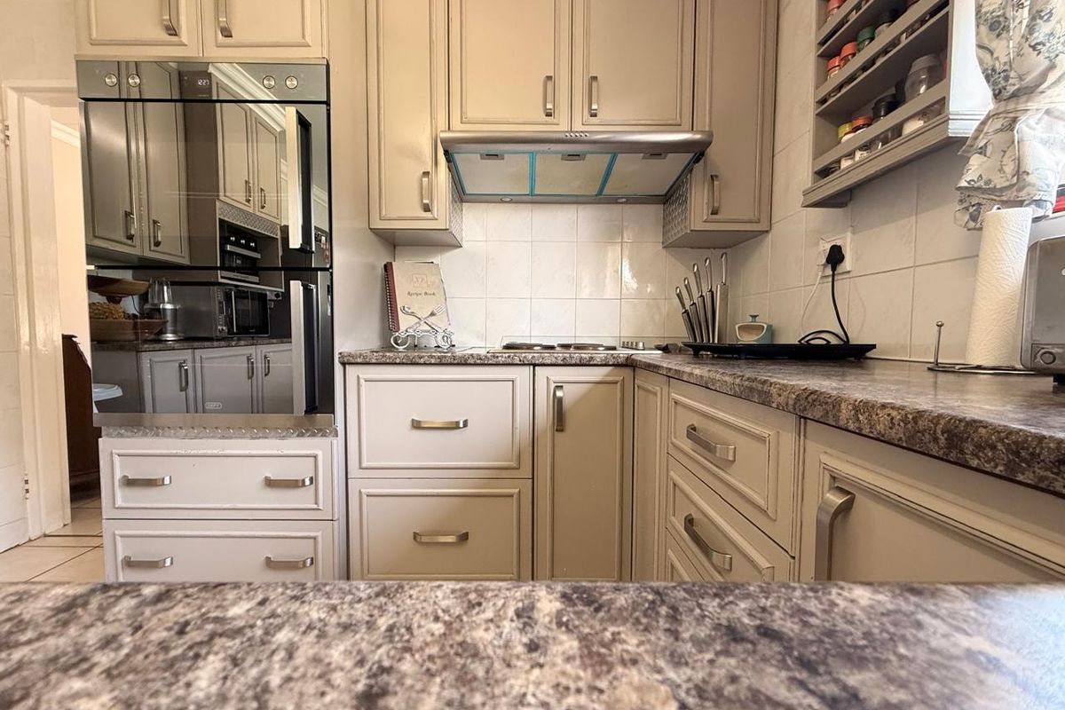 5 Bedroom with Flat option in Aviary Hill - Photo 2