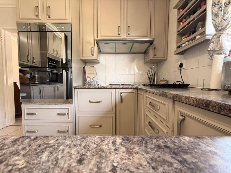 5 Bedroom with Flat option in Aviary Hill - Photo 2