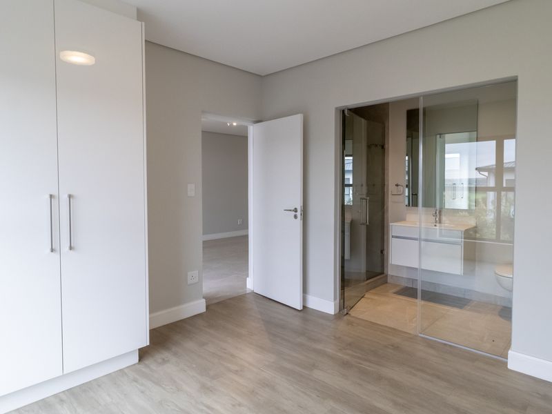 Beautiful 2 bedroom,2bathroom upstairs apartment in Serengeti Life Style Estate, Kempton Park - Photo 8