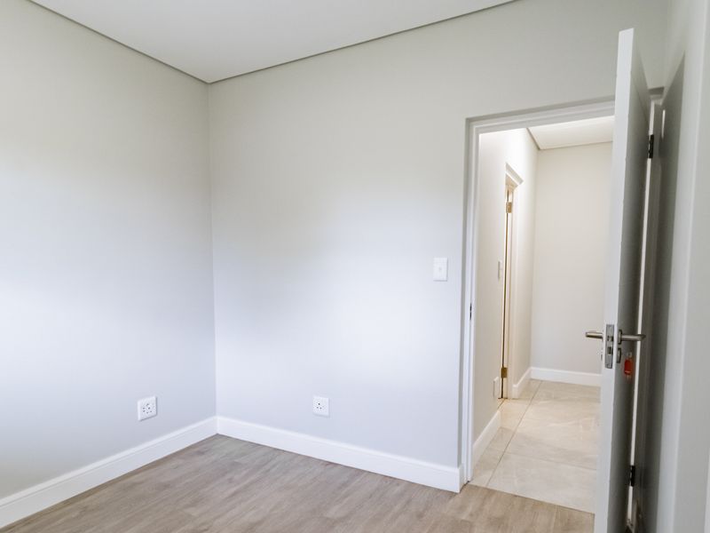 Beautiful 2 bedroom,2bathroom upstairs apartment in Serengeti Life Style Estate, Kempton Park - Photo 9