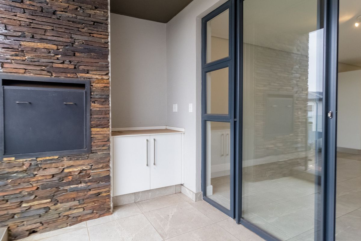 Stunning 2 bedroom,2bathroom upstairs apartment in Serengeti Life Style Estate, Kempton Park - Photo 5
