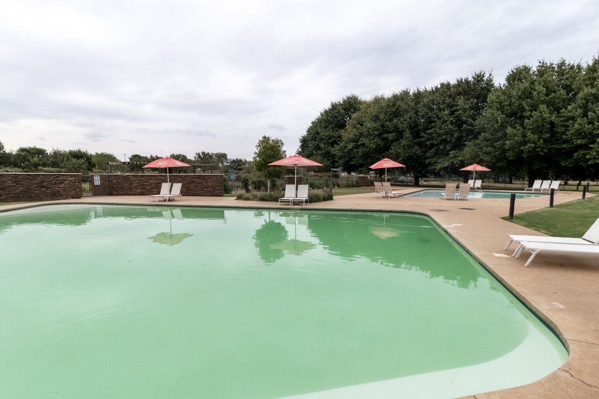 Stunning 2 bedroom,2bathroom upstairs apartment in Serengeti Life Style Estate, Kempton Park - Photo 3