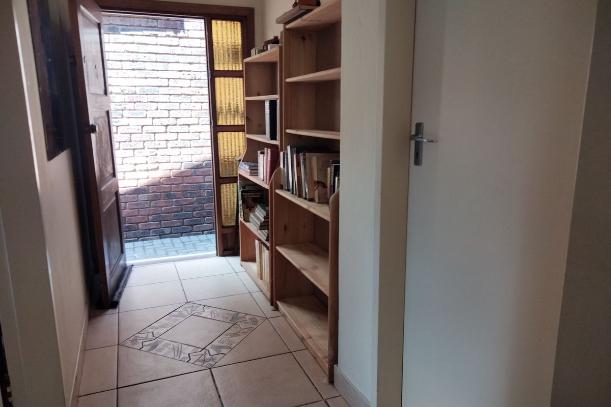 A 2 bedroom 2 bathroom Simplex townhouse - Photo 4