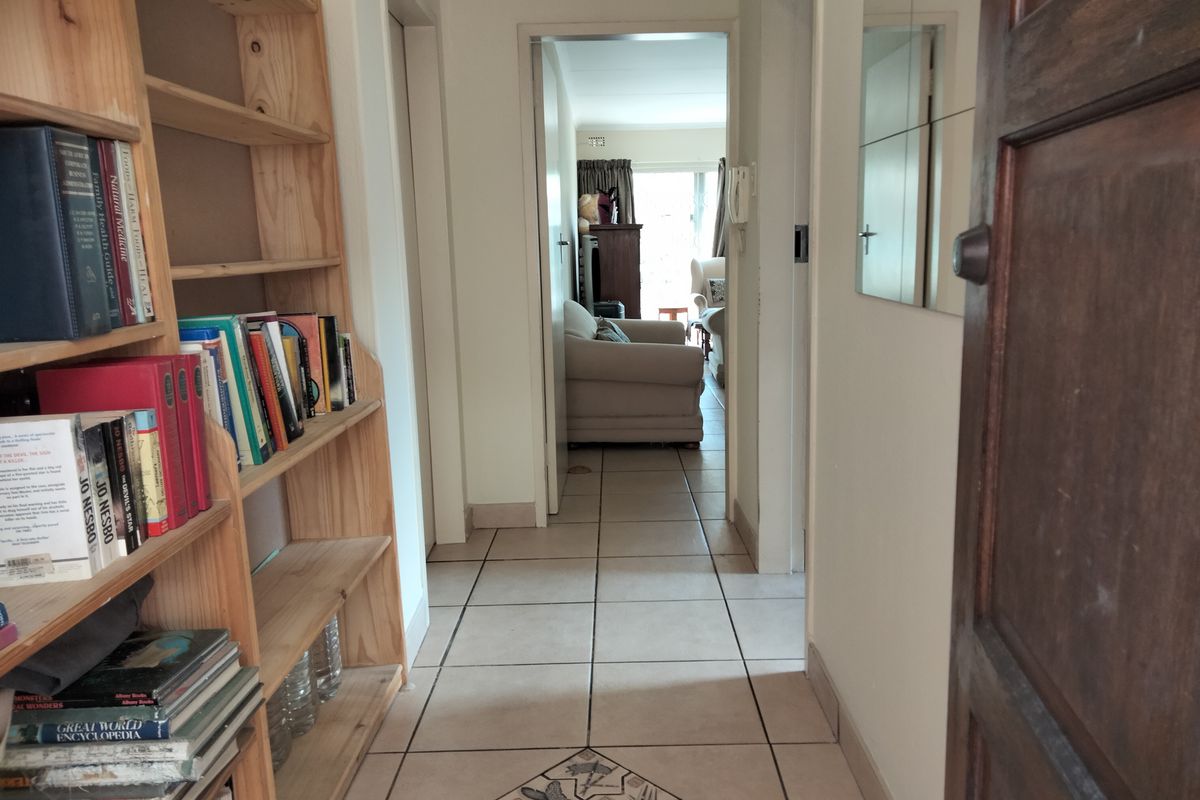 A 2 bedroom 2 bathroom Simplex townhouse - Photo 3