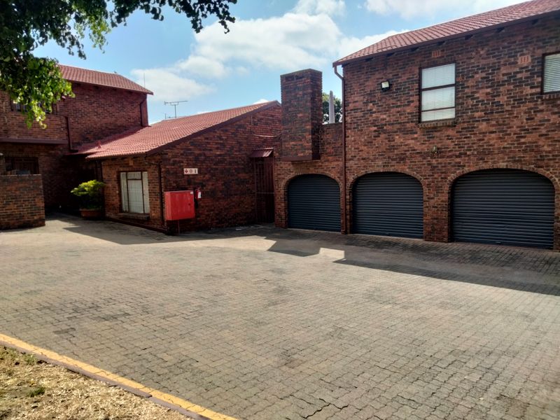 A 2 bedroom 2 bathroom Simplex townhouse - Photo 2
