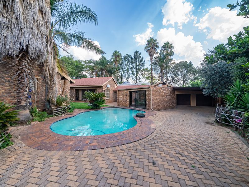 Cosy Family Home with full 2 bed flat in Sought-After Sonneveld Estate! (1427m2) - Photo 3