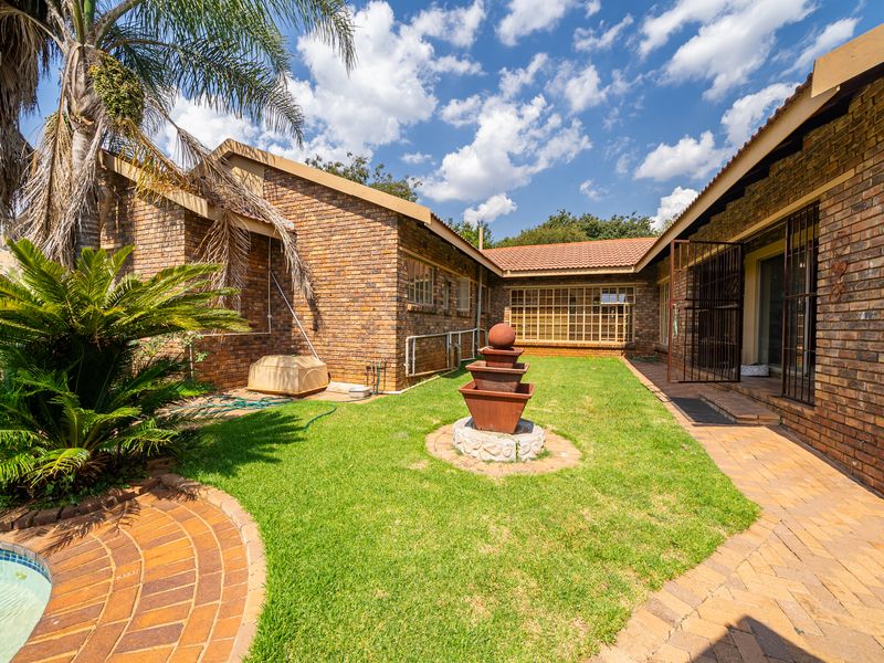 Cosy Family Home with full 2 bed flat in Sought-After Sonneveld Estate! (1427m2) - Photo 2