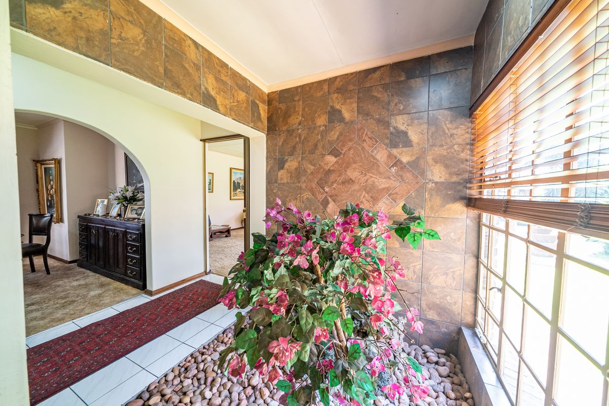 Cosy Family Home with full 2 bed flat in Sought-After Sonneveld Estate! (1427m2) - Photo 5