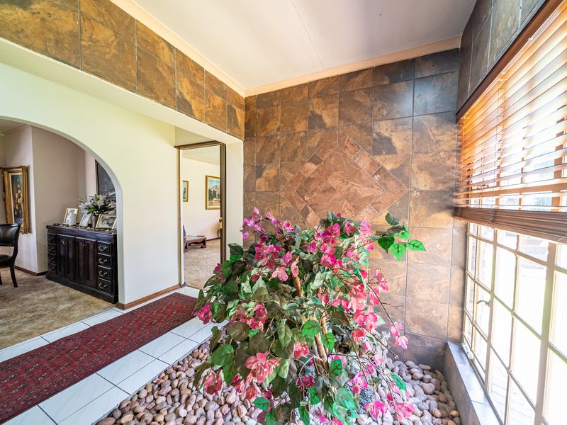 Cosy Family Home with full 2 bed flat in Sought-After Sonneveld Estate! (1427m2) - Photo 5