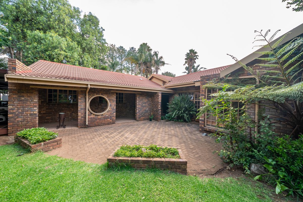 Cosy Family Home with full 2 bed flat in Sought-After Sonneveld Estate! (1427m2) - Photo 4