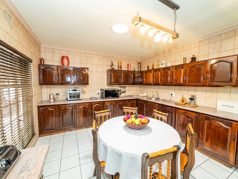 Cosy Family Home with full 2 bed flat in Sought-After Sonneveld Estate! (1427m2) - Photo 10