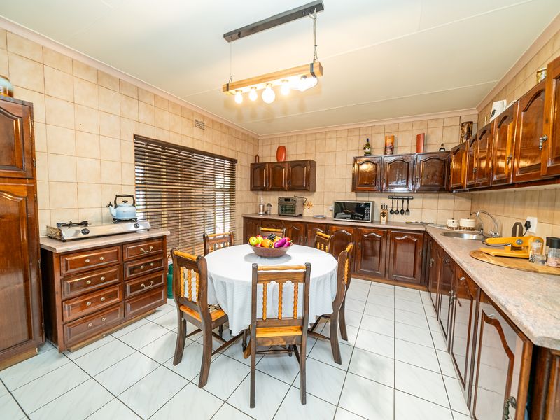 Cosy Family Home with full 2 bed flat in Sought-After Sonneveld Estate! (1427m2) - Photo 9