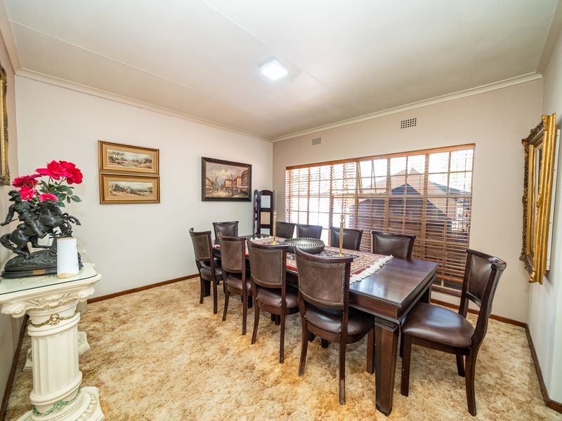 Cosy Family Home with full 2 bed flat in Sought-After Sonneveld Estate! (1427m2) - Photo 7