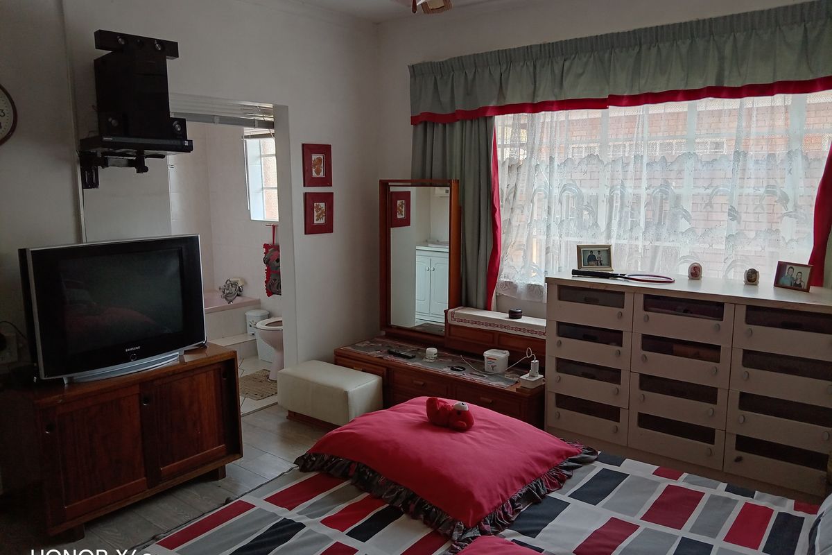 House For Sale – 3 Bedrooms - Photo 4