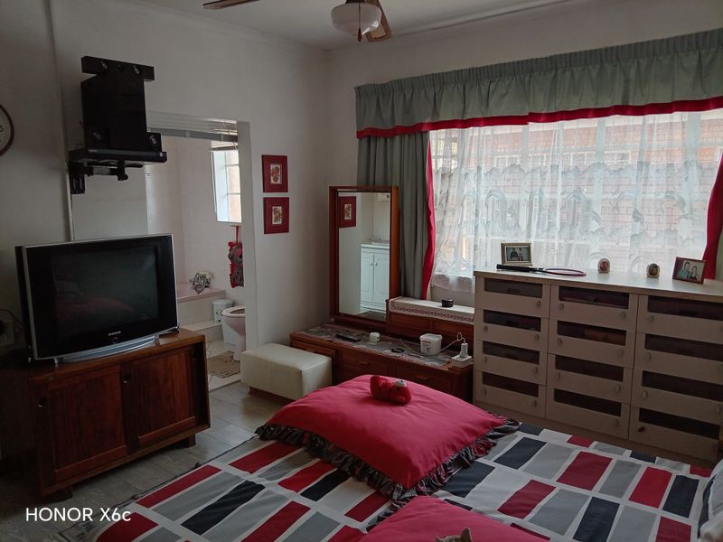 House For Sale – 3 Bedrooms - Photo 4