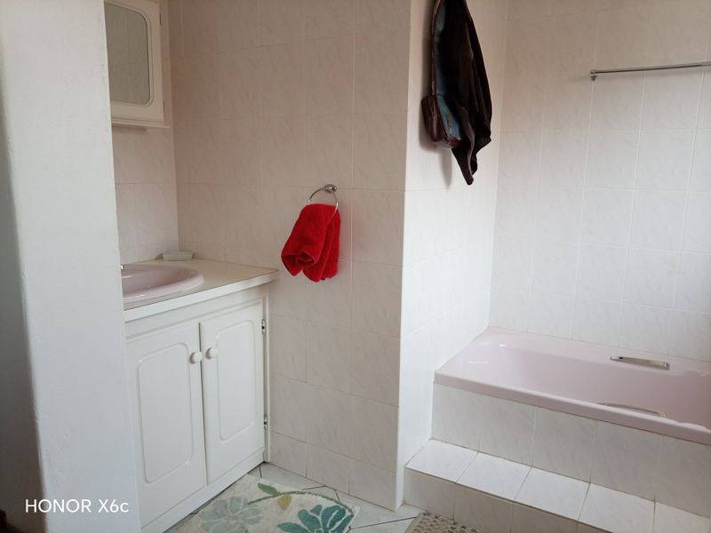 House For Sale – 3 Bedrooms - Photo 9