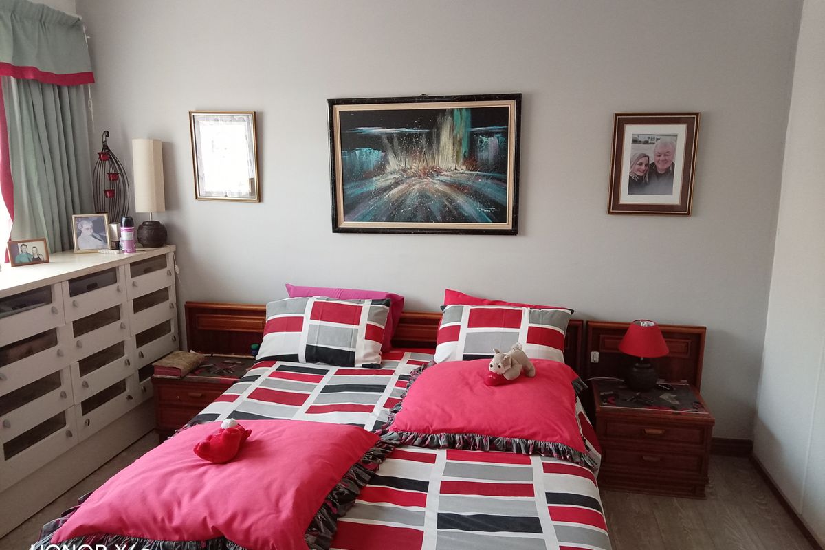 House For Sale – 3 Bedrooms - Photo 2