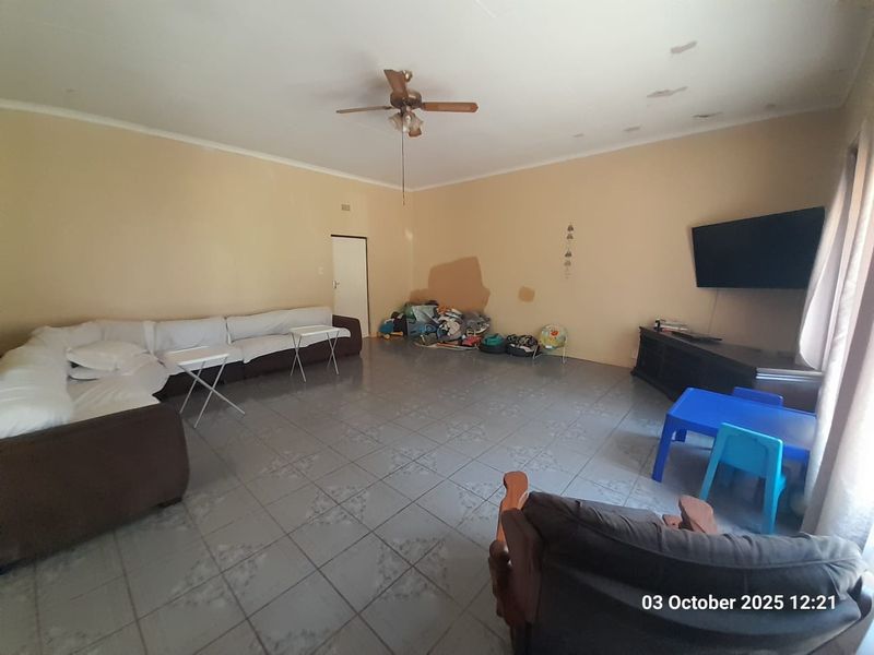 Three Houses - MULTIPLE WORKSHOPS - ZONED FOR BUSINESS - Photo 5