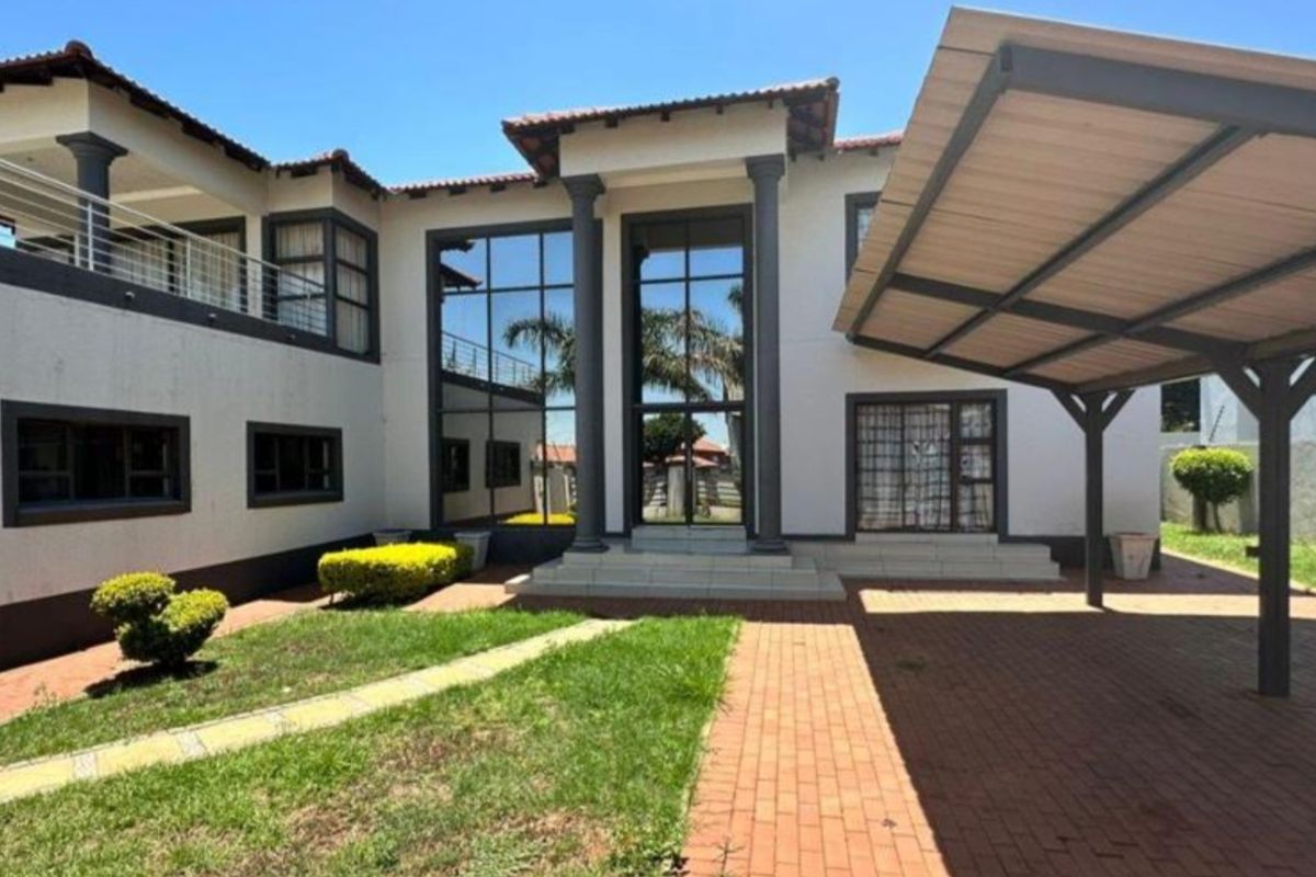 Elegant 5-Bedroom Double-Storey Family Home - Photo 2