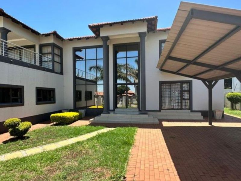 Elegant 5-Bedroom Double-Storey Family Home - Photo 2